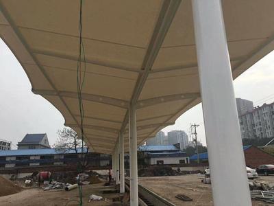 一站式解析 定制充電樁車棚、專業(yè)雨篷廠家、價(jià)格因素與膜結(jié)構(gòu)工程全流程